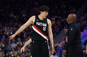 媒体人发问：球员外出为何如此不易？为何总会遭遇各种糟心事？