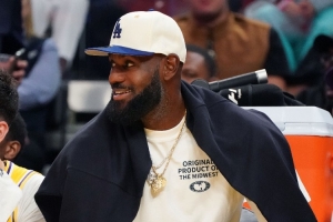 Shams：詹姆斯有一个多月没有进行篮球训练 目前他在追赶进度