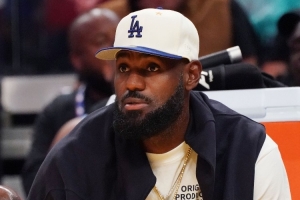 Buha：从詹姆斯参与讨论的投入程度来看，他似乎并未达到往日的专注状态。