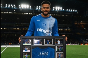 切尔西生涯迎来200场里程碑，里斯-詹姆斯赛前获赠纪念球衣并展示。