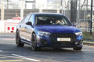 太阳报：哈兰德日前刚添置兰博基尼，如今一天一辆，其新奥迪S8也已亮相。