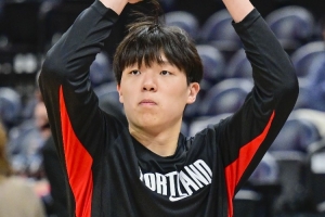 刘维伟表示，杨瀚森在近一个月内的移动能力进步显著，目前已能完全适应比赛节奏。