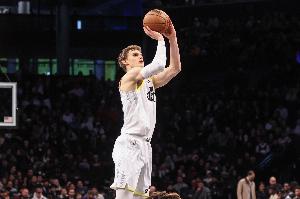 为何防守马卡如此困难？小卡给出解答：他既能投篮又能突破，运球技术出色，还能冲击禁区。