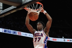 赛前轻松表示“睡得很好”，埃奇库姆首秀轰下34分比肩名宿，征服队友。