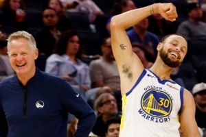 库里与戈登的对决引爆全场，亚历山大率队挑战步行者，开拓者新帅人选悬而未决。