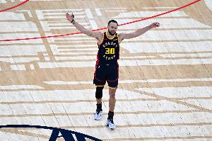 库里狂砍42分外加6篮板7助攻，关键球连续命中！媒体人感慨：这样的比赛看一场少一场，真希望时间能走得慢一些。