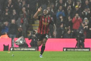 据《邮报》报道，利物浦在夏季转会窗口曾考虑引进塞梅尼奥，但最终为了不阻碍小将恩古莫哈的成长而放弃了这一计划。