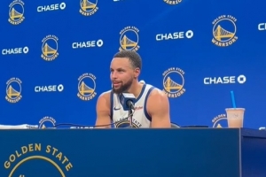 库里透露，赛季收官阶段的阵容在训练营期间未曾有过任何磨合，凭借出色的球商与韧性，我们最终成功挺了过来。