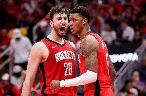 小贾巴里谈揭幕战失利：关键在于团队沟通，球员们均保持正常心态。