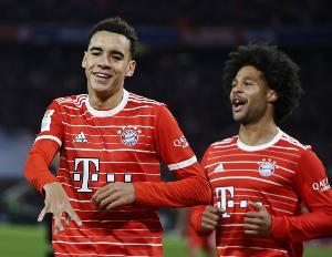 穆西亚拉四个月来首度重返训练场，格纳布里则有望在与门兴的比赛中复出。