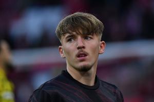 据记者报道，拜仁方面对待小将卡尔持审慎态度，避免他被卷入是否参加世界杯的相关争议中。