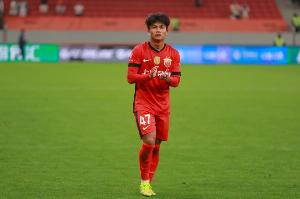 沪媒报道：蒯纪闻、李新翔在结束与泰山的比赛后，将火速增援上海U20队，因此将缺席海港与浙江的比赛。