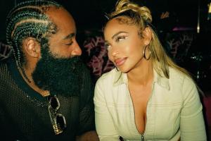 哈登向朋友索要电话号码，次日清晨八点连续拨打五次并要求视频通话，其女友表示他不懂如何追求女性。