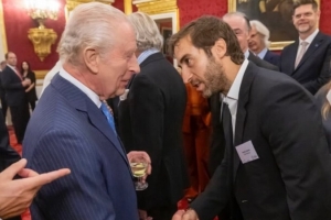 太阳报：阿森纳旧将弗拉米尼从商成功，其资产已超百亿镑，甚至超过了老板克伦克。