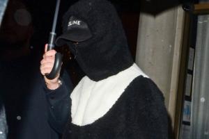 哥们你谁啊？阿森纳聚餐一人裹得严严实实，鞋子950镑帽子410镑