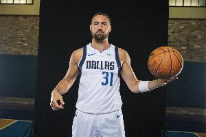 克莱：球员理应接受球迷批评 场上表现是我们自己打出来的