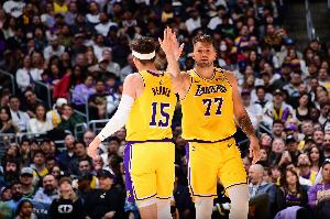 东契奇本赛季能否场均砍下40分？里夫斯给出肯定答复：他太棒了，这简直不可思议。