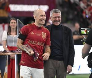 罗本：卡尔不能仅满足于一场出色的表现，抵达巅峰与维持巅峰是截然不同的两回事。