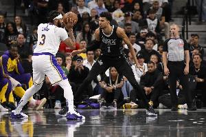 76人队记者指出，凭借文班的崛起，马刺队的整体实力已超越独行侠队，后者恐怕将难以跻身季后赛。