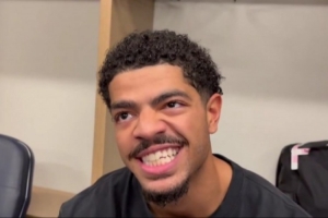 队记：本-谢泼德防守莫兰特时被撞掉牙齿，仍坚持比赛