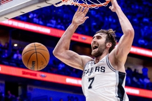 马刺本赛季希望科内特能获得更多出场时间，但实际操作中必须对其上场时间加以控制。