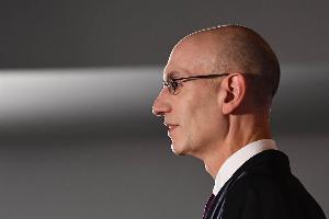 相较于行事果决的斯特恩，萧华的领导风格则更显温和。在当前联盟面临危机的背景下，人们不禁要问，萧华能否引领联盟走出困境？