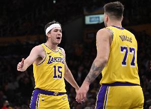 里夫斯透露，东契奇今早曾期待他砍下60分，而当他在罚球线上冲击50分开局时，内心确实有些紧张。