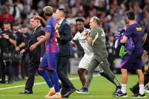 还原国家德比冲突：佩德里点燃导火索，亚马尔两度因言语冲突遭警告！