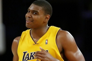 好的，这里为您提供几个不同风格的改写版本，均保留了原意：

**版本一 (更简洁有力)**
> 祝贺！前湖人两冠中锋“小鲨鱼”拜纳姆38岁生日快乐！

**版本二 (更突出身份)**
> 祝前湖人总冠军中锋安德鲁·拜纳姆，38岁生日快乐！

**版本三 (更具情感色彩)**
> 生日快乐！致敬前湖人两冠功臣“小鲨鱼”拜纳姆，38岁生日快乐！

**版本四 (更书面化)**
> 值此“小鲨鱼”拜纳姆38岁寿辰之际，谨向这位前湖人两届总冠军中致以最诚挚的祝福！