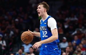 浓眉曾面临与弗拉格相似的处境，他渴望向弗拉格学习，后者在篮球界享有崇高声望。