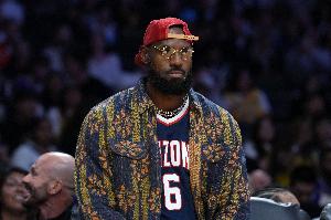 路威谈詹姆斯回归时间：只要里夫斯和艾顿能稳定发挥，就别催促一位老将急于复出。