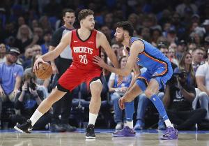 大梦：申京的持球、传球与关键球表现均堪称惊艳，他与杜兰特同为火箭队核心。