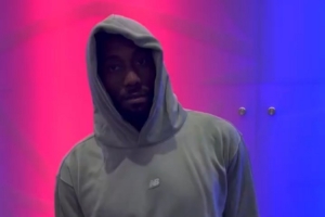 小卡录制视频向中国球迷问好：目前战绩两胜一负，下一场誓要拿下！