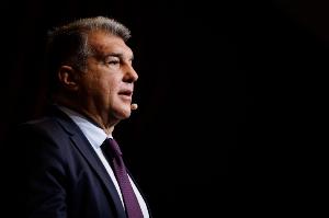 世体报道称，拉波尔塔于周日上午现身巴萨基地，停留二十分钟后离开。