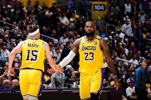 里夫斯最高可签5年2.4亿顶薪合同，对此苏群解读称，只要詹姆斯不退役，湖人便不敢同时为两人支付顶薪。