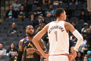 杰弗森：文班亚马若与詹姆斯同届，状元非他莫属，因为大个子向来是首选。