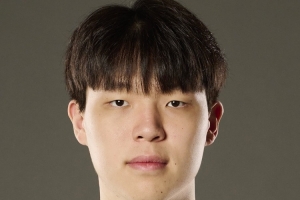 球队主持人评价：杨瀚森今日表现出色，令人惊喜，但偶有脱节与疲惫之感。