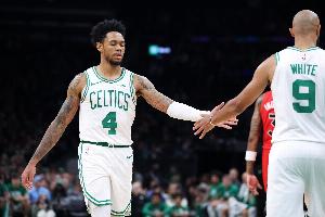 安芬尼-西蒙斯：在融入团队与保持个性间寻求平衡，同时为球队胜利贡献力量。