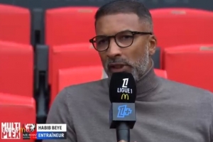 雷恩主帅哈比布-贝耶带队出战本轮法甲，队报：接近下课。