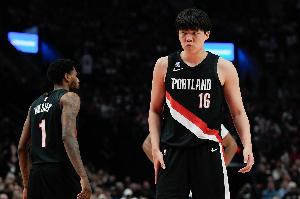 球员数据对比：克林根生涯前四战场均13分钟贡献4.3分5.8篮板，小杨前四战仅得1.8分1篮板。