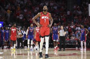 张佳玮：火箭目前展现出两种打法，杜兰特在场时以他为主导进攻，他不在则主打防守反击。