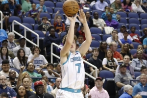 克尼佩尔：命中投篮后信心倍增，感谢队友创造良好进攻机会。