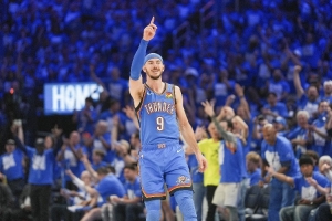 卡鲁索：生涯首冠时我没参加游行，所以在俄城的游行里我补喝了两次酒。