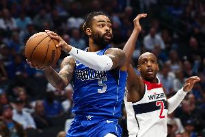 知名记者指出，弗拉格担任控球后卫的效果目前并不理想；而拉塞尔具备组织能力，却未得到基德的充分信任。