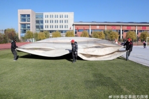 立冬临近，亚泰基地为草坪铺设“棉被”助其安全越冬。