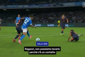 国米点球判罚录音曝光：主裁视线受阻，助理裁判定为点球，VAR介入确认。