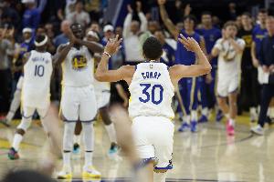 ESPN最新战力榜出炉：雷霆高居榜首，勇士跃升至第3，快船位列第7，火箭与湖人则分别排在第11和第12位。