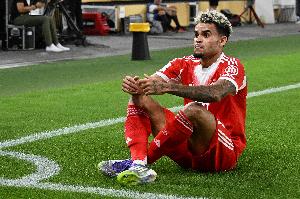 屡失良机！迪亚斯错失单刀遭球迷嘲讽“萨内二世”，埃贝尔称赞其防守积极性