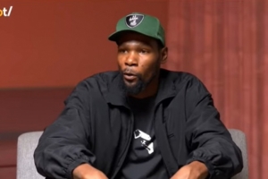 KD表示，他不会为薪资继续留在NBA，若失去轮换机会，他更愿意去和朋友们打打野球。