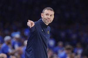 约基奇评价阿德尔曼的轮换方式具有欧洲风格，即球员能否获得稳定上场时间取决于其临场表现是否出色。